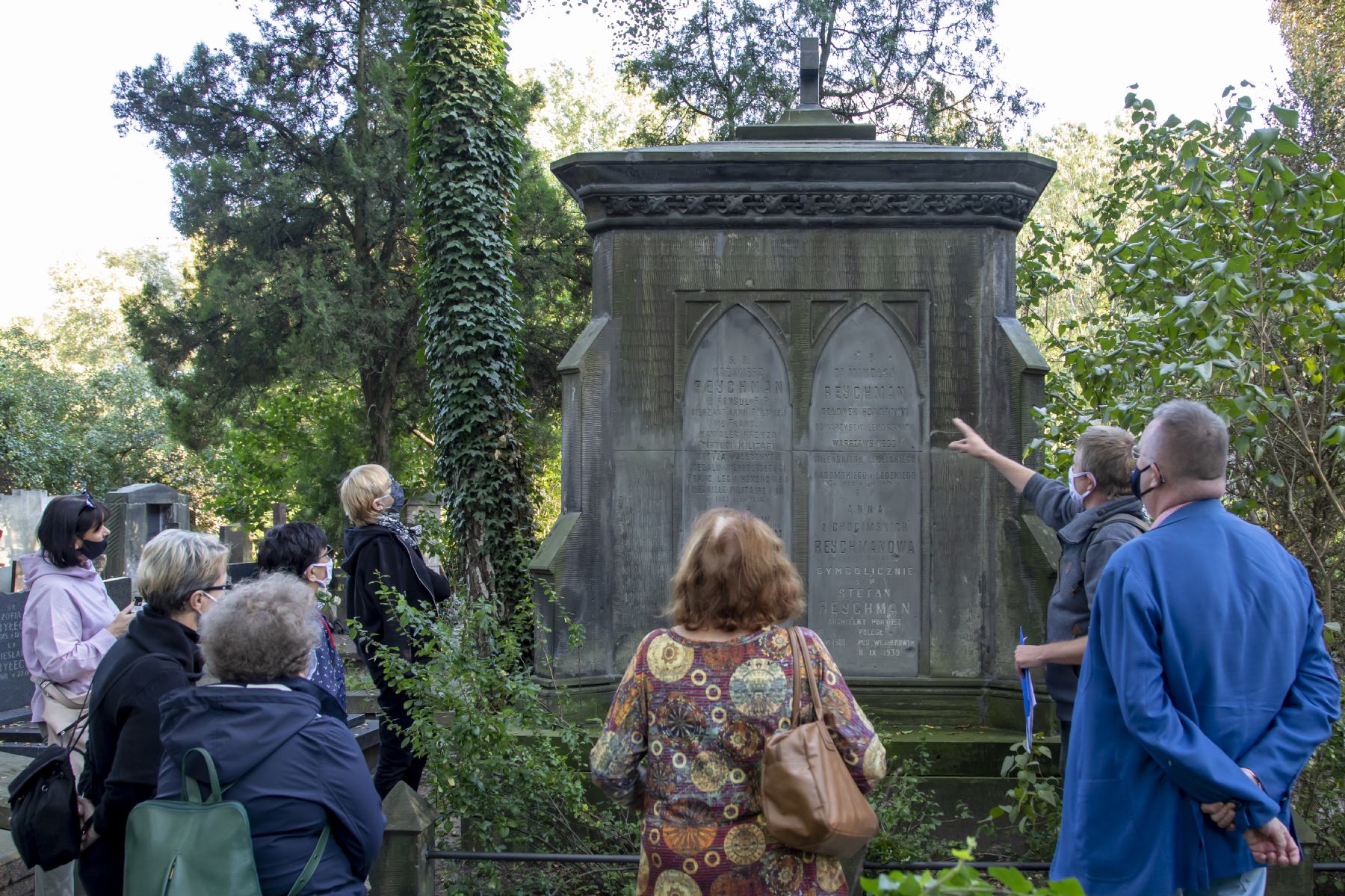 On the other side of the cemetery gate. Graves of physicians and pharmacists in Warsaw’s Protestant necropolises