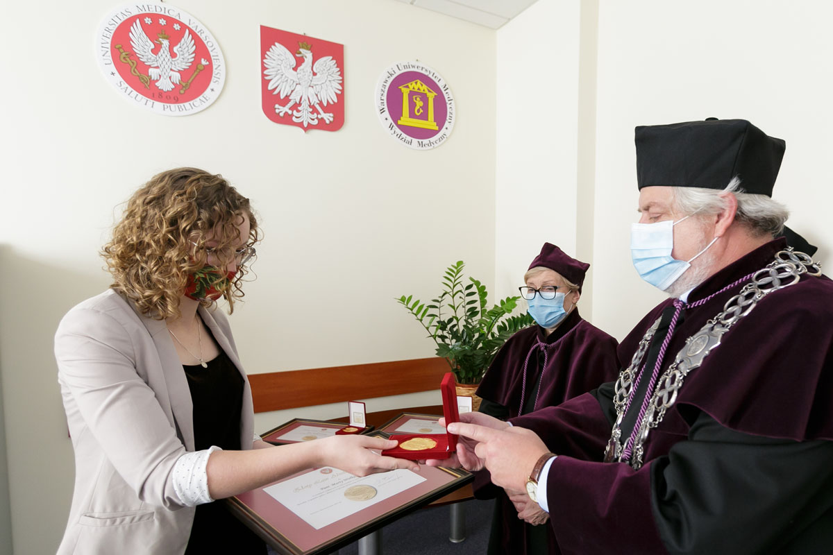 Awarding the "Graduate's Golden Laurel" to the graduates of the Faculty of Medical Sciences