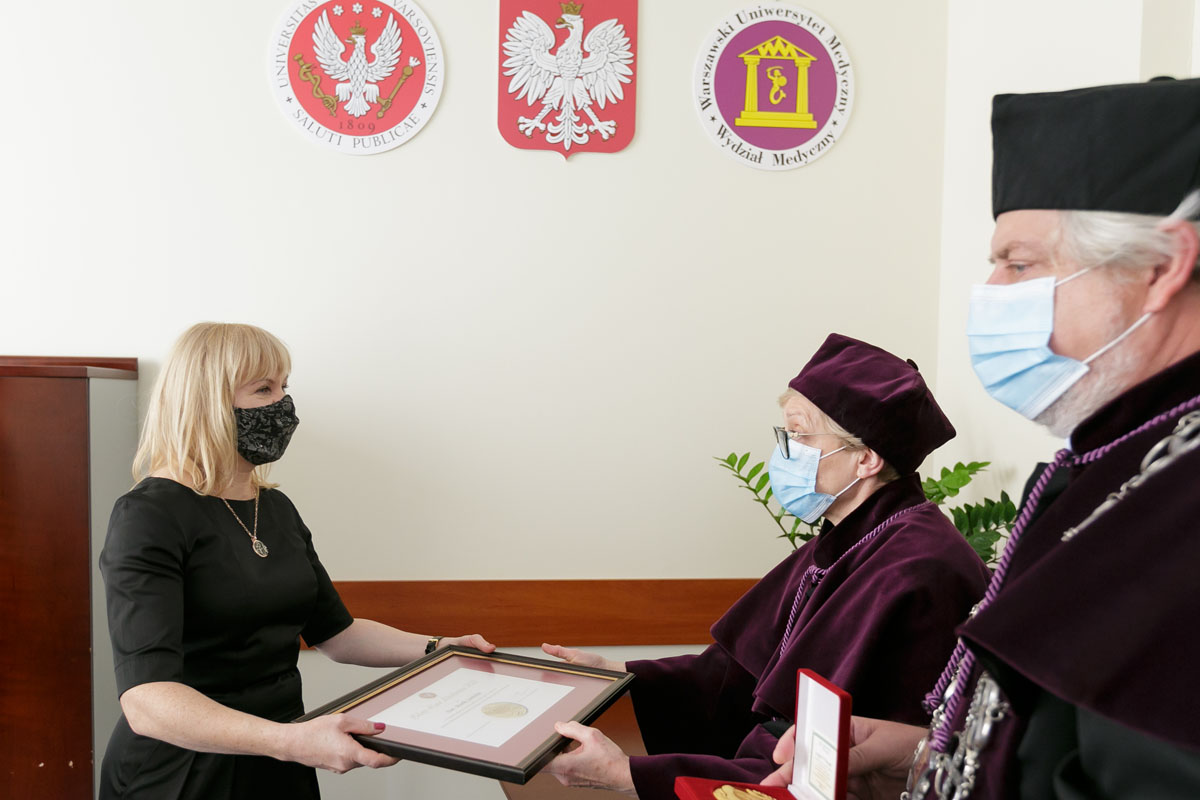 Awarding the "Graduate's Golden Laurel" to the graduates of the Faculty of Medical Sciences