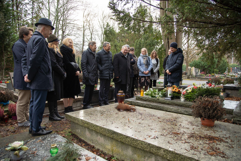 Złożenie kwiatów na grobie prof. Zdzisława Askanasa i jego uczniów