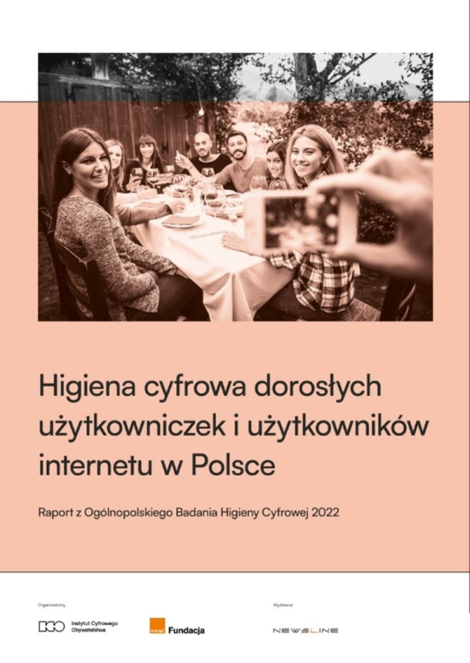 "Okładka raportu. Na okładce tytuł i logotypy. Na głównym planie zdjęcie. Na zdjęciu grupa ludzi. Uśmiechają się. Siedzą przy stole. Po prawej stronie duża dłoń. Trzyma telefon komórkowy. Robi nim zdjęcie."