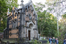 On the other side of the cemetery gate. Graves of physicians and pharmacists in Warsaw’s Protestant necropolises