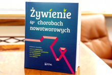 Wręczenie egzemplarza specjalnego książki: Żywienie w chorobach nowotworowych 