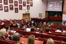 Sala wykładowa. W sali siedzą słuchacze. Na ekranie przed nimi wyświetla się prezentacja.