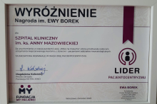 Dyplom na którym jest napisane:  Wyróżnienie Nagroda im Ewy Borek dla Szpital Kliniczny im. ks. Anny Mazowieckiej za uruchomienie w czasie pandemii akcji „#Oko na malucha”, która umożliwiała rodzicom utrzymania nieprzerwanego kontaktu z dziećmi – pacjentami oddziałów neonatologicznych. Ta inicjatywa wspaniale wyraża ideę pacjentocentryzmu. Podpis Magdalena Kołodziej prezes zarządu Fundacja MY PACJENCI