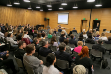 Rzut na salę konferencyjną, wypełnioną gośćmi konferencji.