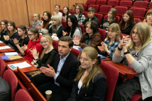 Audytorium Warszawskich Dni Promocji Zdrowia, ludzie w różnym wieku, siedzą na fotelach w dużej sali.