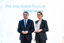 Prof. Anna Kostera-Pruszczyk odbiera statuetkę w konkursie Wizjonerzy Zdrowia