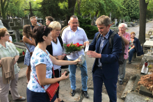 W pętli Uroborosa i Eskulapa. Groby słynnych medyków i farmaceutów na Starych Powązkach_2.jpg