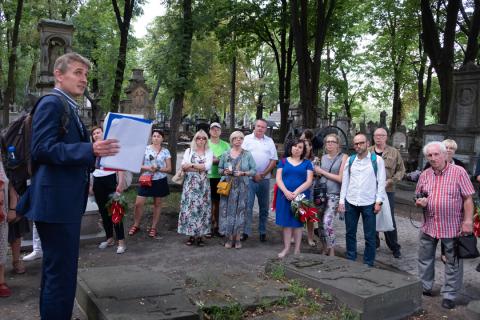 Dr Adam Tyszkiewicz oprowadza po Starych Powązkach