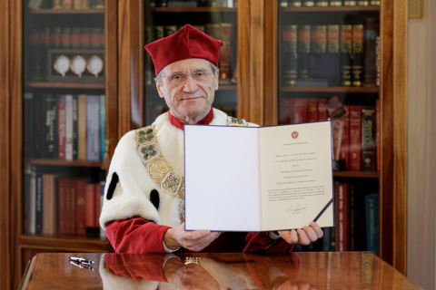 Prof. Zbigniew Gaciong podpisuje deklarację Magna Charta Universitatum