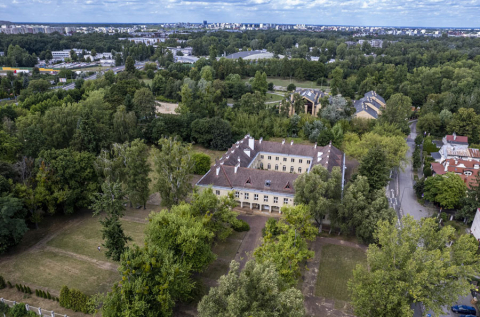 Budynek Dalibora, widok z lotu ptaka, budynek otoczony zielenią.